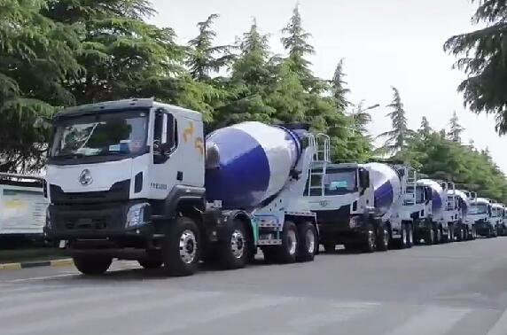 市場如此火爆，一批批新車交付用戶。場面壯觀！
